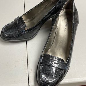 Women's Bandolino navy/gray chunky heeled shoes.  Croco/patent size 9.5M